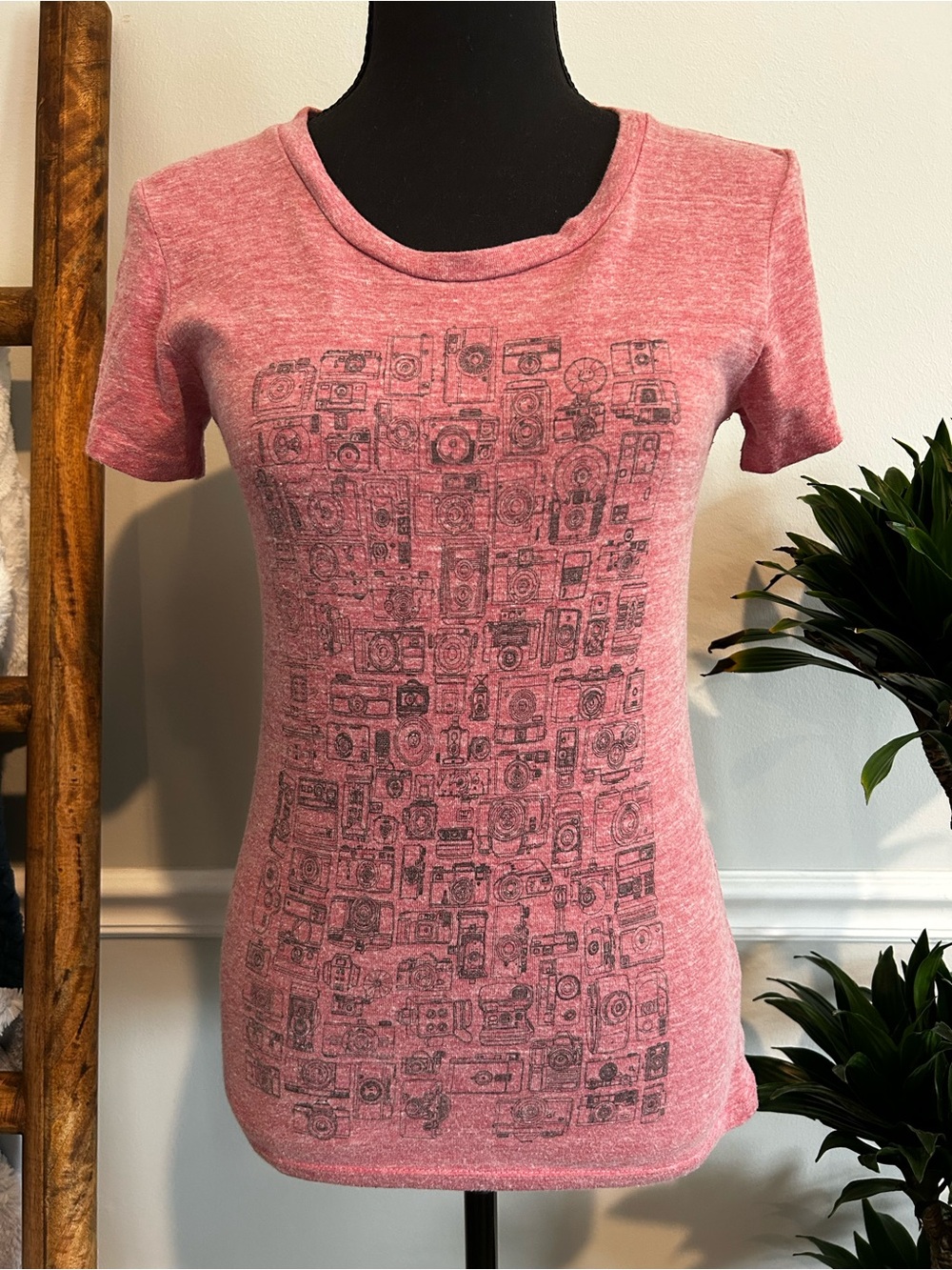 Threadless Pinkish/Red Heather Graphic Camera Tee Size Medium